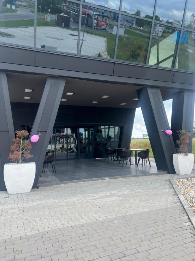 Black Hut Pension&Restaurant *** Hotel Dunajská Streda Buitenkant foto